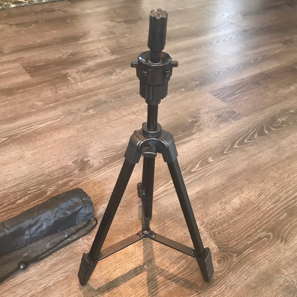 Table wig stand with level ball and tool rack
